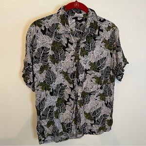 Button up Hawaiian/monstera shirt
